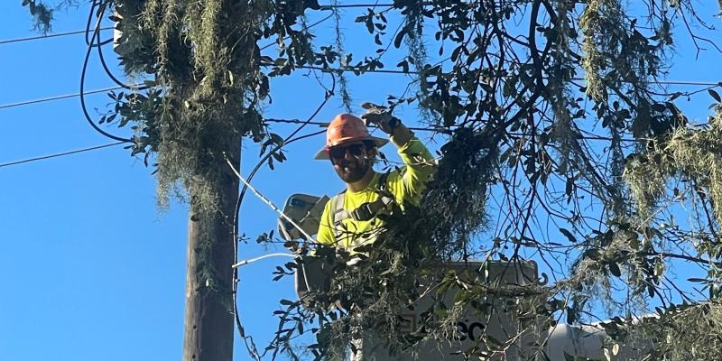 Mansfield Electric crew assists with mutual aid in Bartow and Jacksonville Florida for Hurricane Ian damage